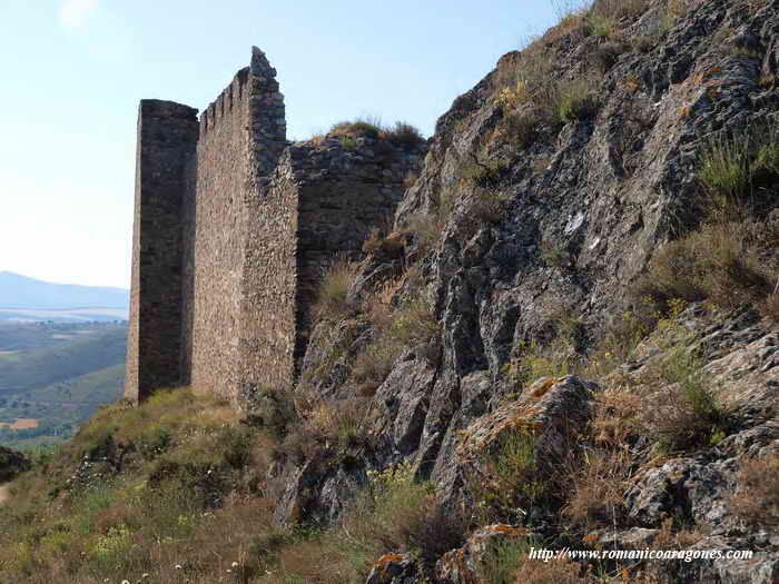 VISTA NOROESTE DEL CASTILLO, CONTINUANDO EL ESPOLÓN ROCOSO